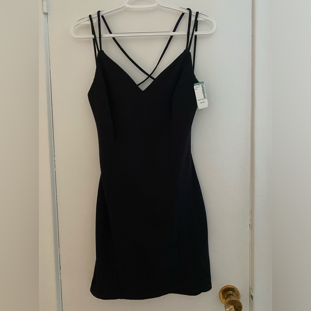 Petite robe noire neuve avec étiquette Simons. Grandeur Large (fait medium)